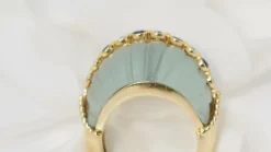 Bague jonc en or jaune saphirs et diamants sur quartz vert