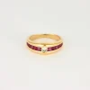 Bague jonc en or jaune, diamant et rubis calibrés