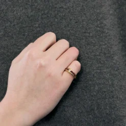 Bague jonc en or jaune, diamant et rubis calibrés
