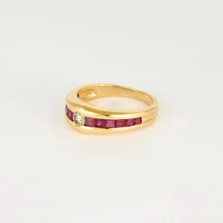 Bague jonc en or jaune, diamant et rubis calibrés