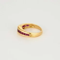 Bague jonc en or jaune, diamant et rubis calibrés
