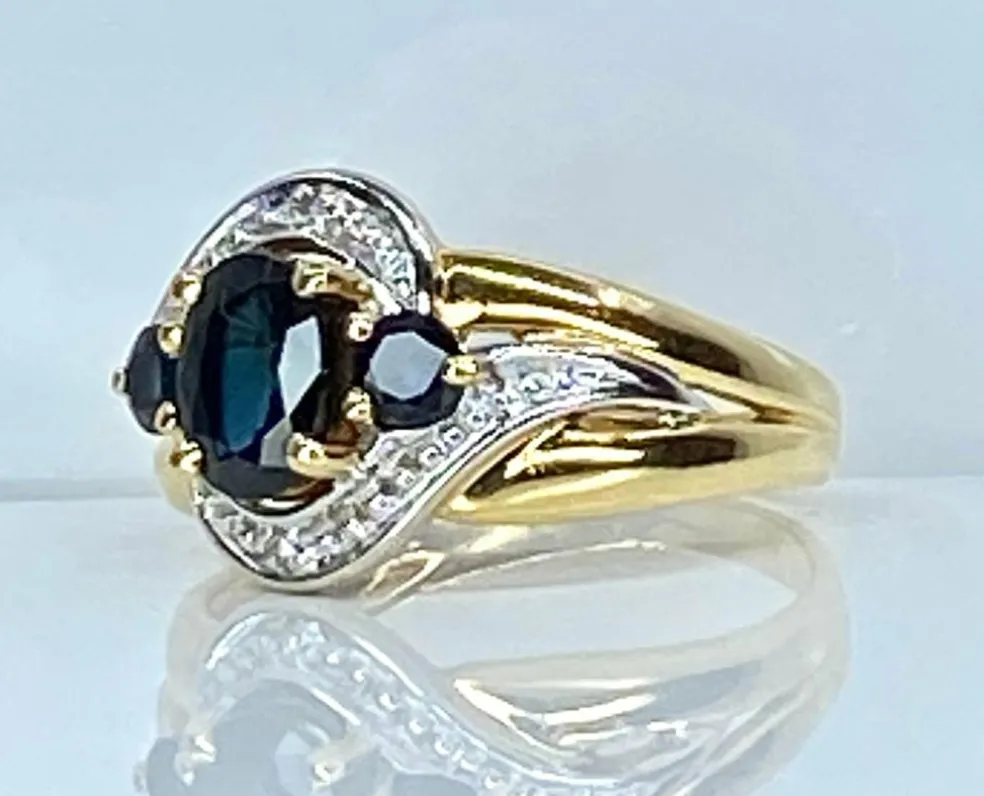 Bague jonc en or jaune en saphirs et diamants