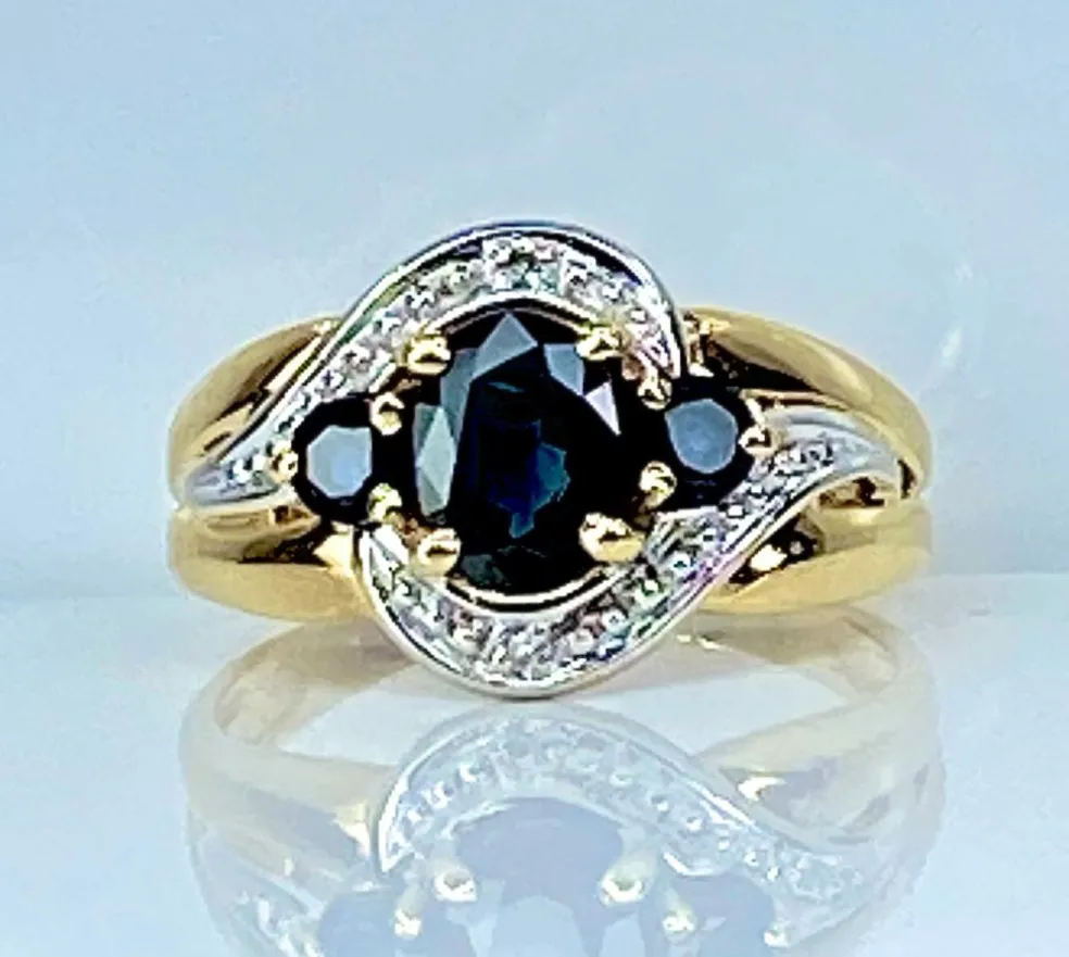 Bague jonc en or jaune en saphirs et diamants