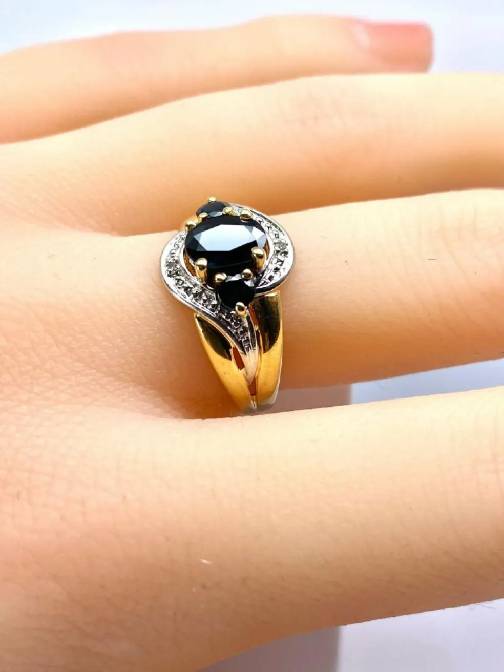 Bague jonc en or jaune en saphirs et diamants