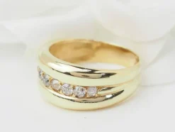 Bague jonc en or jaune et diamants