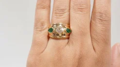 Bague Jonc en or jaune, émeraudes et diamants