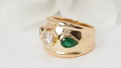 Bague Jonc en or jaune, émeraudes et diamants