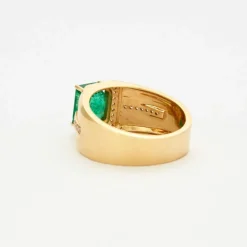Bague jonc en or jaune émeraude et diamants
