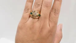 Bague Jonc en or jaune, émeraudes et diamants