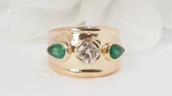 Bague Jonc en or jaune, émeraudes et diamants