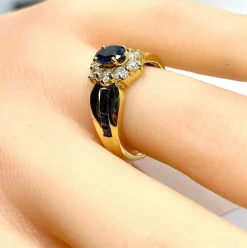 Bague jonc marguerite en or jaune en saphirs et diamants