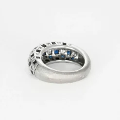 Bague jonc or blanc, diamants et saphir