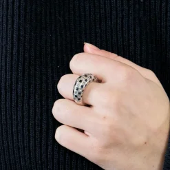 Bague jonc or blanc, diamants et saphir