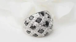 Bague jonc or blanc et diamants noirs et blancs