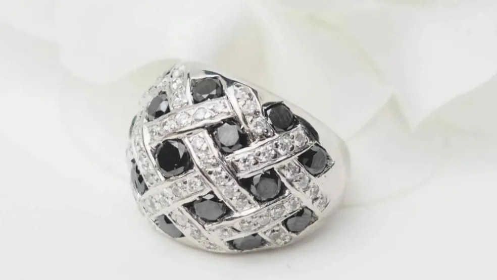 Bague jonc or blanc et diamants noirs et blancs