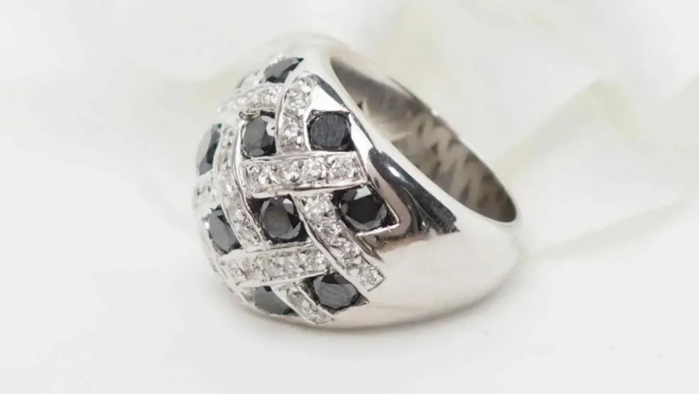 Bague jonc or blanc et diamants noirs et blancs