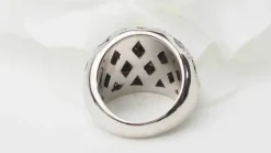 Bague jonc or blanc et diamants noirs et blancs