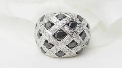 Bague jonc or blanc et diamants noirs et blancs