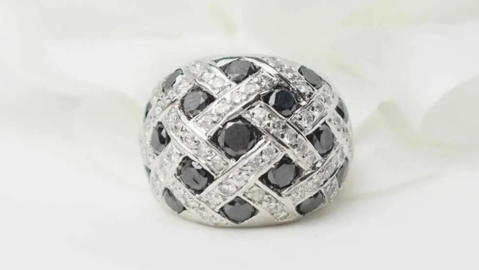 Bague jonc or blanc et diamants noirs et blancs