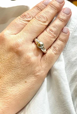 Bague jonc or blanc, perle de Tahiti et diamants