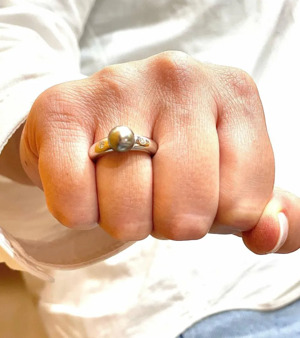 Bague jonc or blanc, perle de Tahiti et diamants