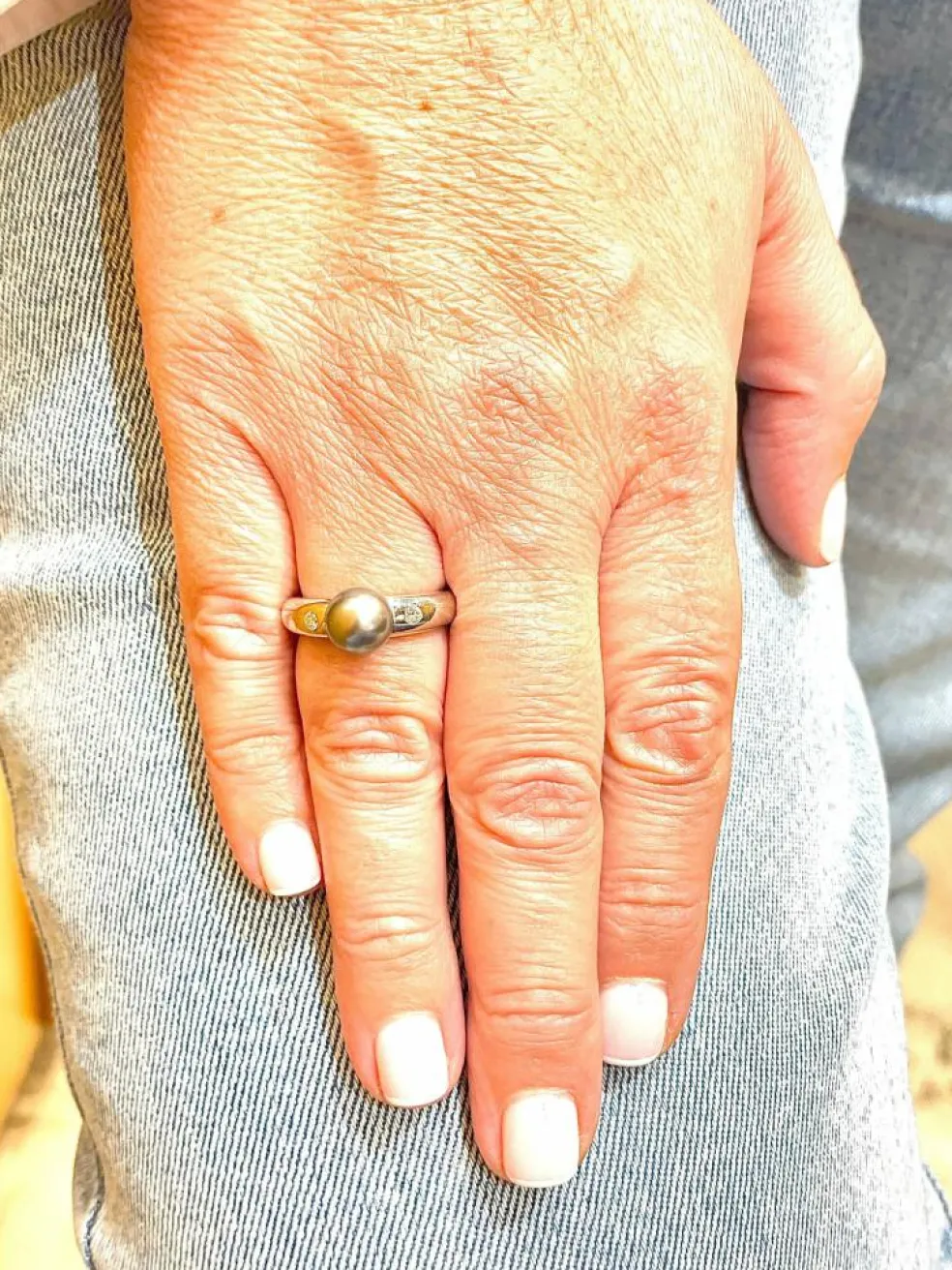 Bague jonc or blanc, perle de Tahiti et diamants