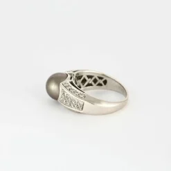 Bague jonc or blanc, perle de culture et diamants