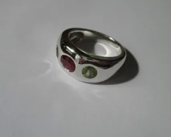 Bague jonc or blanc rubis et péridots
