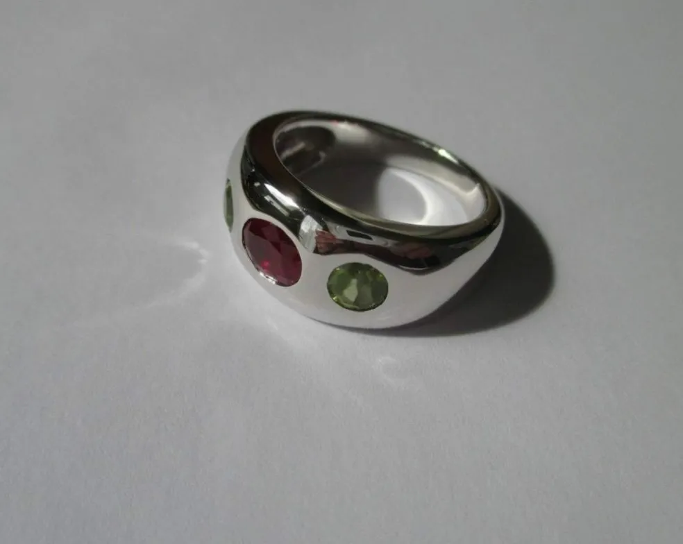 Bague jonc or blanc rubis et péridots