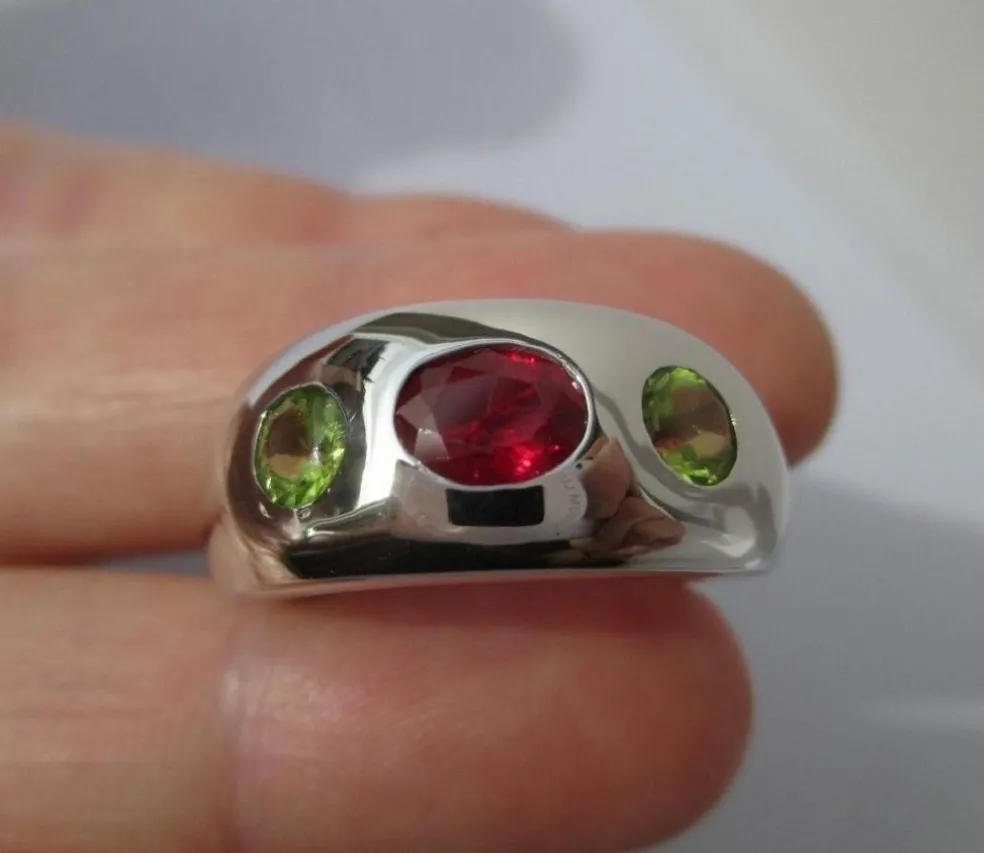 Bague jonc or blanc rubis et péridots