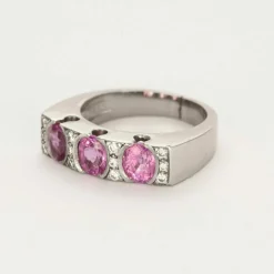 Bague jonc or blanc, saphirs roses et diamants