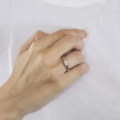 Bague jonc or gris avec diamants