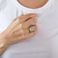 Bague jonc or gris pavage diamants
