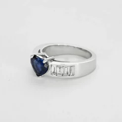 Bague jonc or gris, saphir et diamants