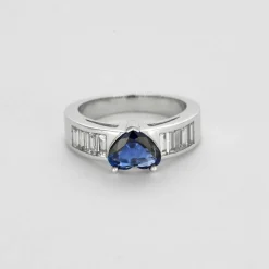 Bague jonc or gris, saphir et diamants