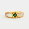 Bague jonc or jaune centrée d'une émeraude