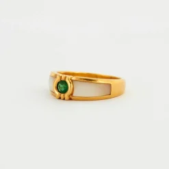 Bague jonc or jaune centrée d'une émeraude