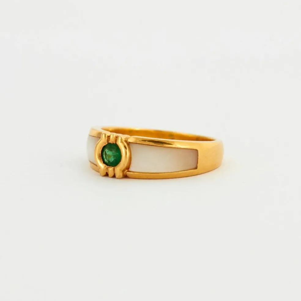 Bague jonc or jaune centrée d'une émeraude