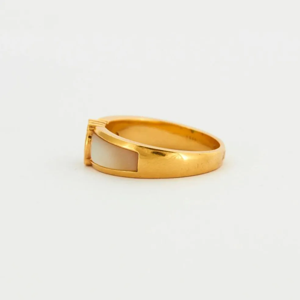 Bague jonc or jaune centrée d'une émeraude
