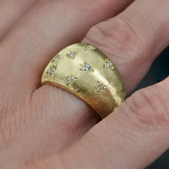 Bague jonc or jaune diamants satinée