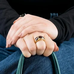 Bague jonc or jaune et grenat almandin