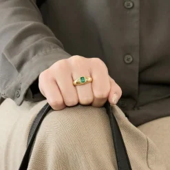 Bague jonc, or jaune, émeraude et diamants