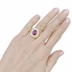 Bague jonc, or jaune, or blanc, rubis et diamants.