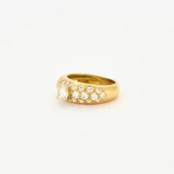 Bague jonc or jaune pavage diamants et diamant central