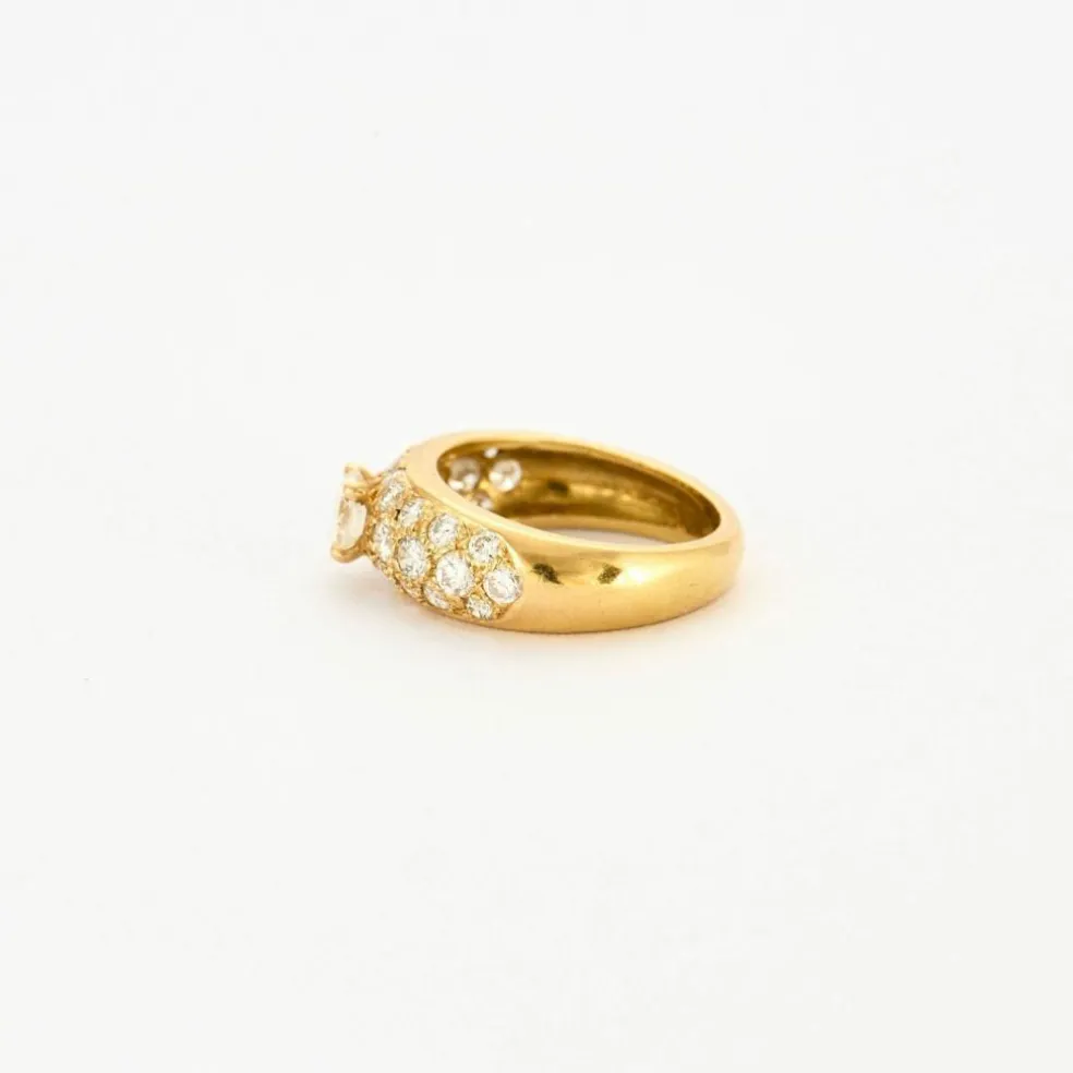 Bague jonc or jaune pavage diamants et diamant central