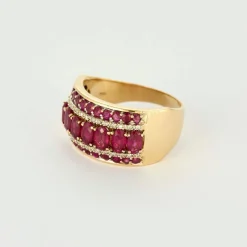 Bague jonc or jaune, rubis et diamants
