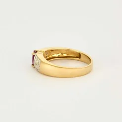 Bague jonc or jaune, rubis et diamants