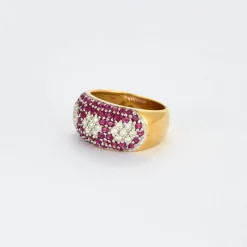 Bague jonc or jaune, rubis, diamants fleurs