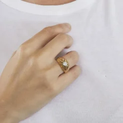 Bague jonc or jaune sertie de diamants