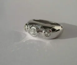 Bague jonc trilogie diamants or blanc